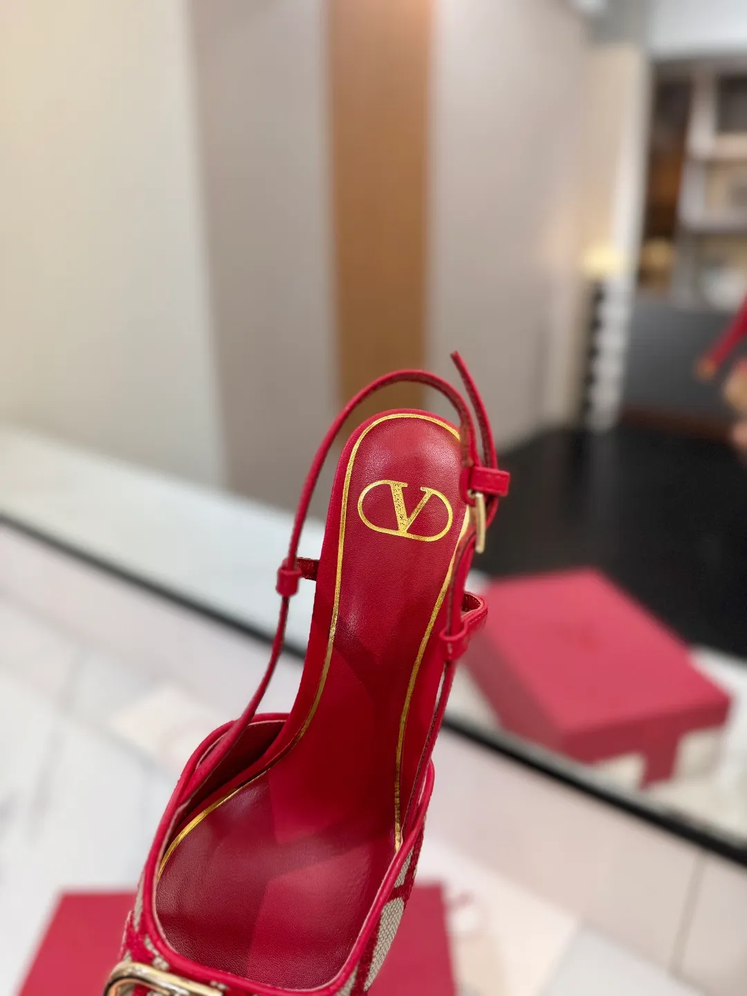 💕💕Factory direct selling price p520💕💕 Valentino VALENTINO's latest Valentino GaravaniV logo sling-back high heels with VLogo Signature decoration - Platinum tone VLogoSignature decoration ♡Elegant style, creating a different feeling! ♡It is an indispensable shoe in your shoe cabinet! ♡Simple temperament style, the highest version on the market♡ ◆ Material: Woolen cloth material◆ ◆ Lining and feet: imported goatskin◆ ◆ Outsole: Italian genuine leather outsole ◆ ◆ Heel height: ❽𝙘𝙢 ◆ ♡ show bdetails ♡ ———————————— ◢size. |35-39 (34.40 41 42 customized)◣
